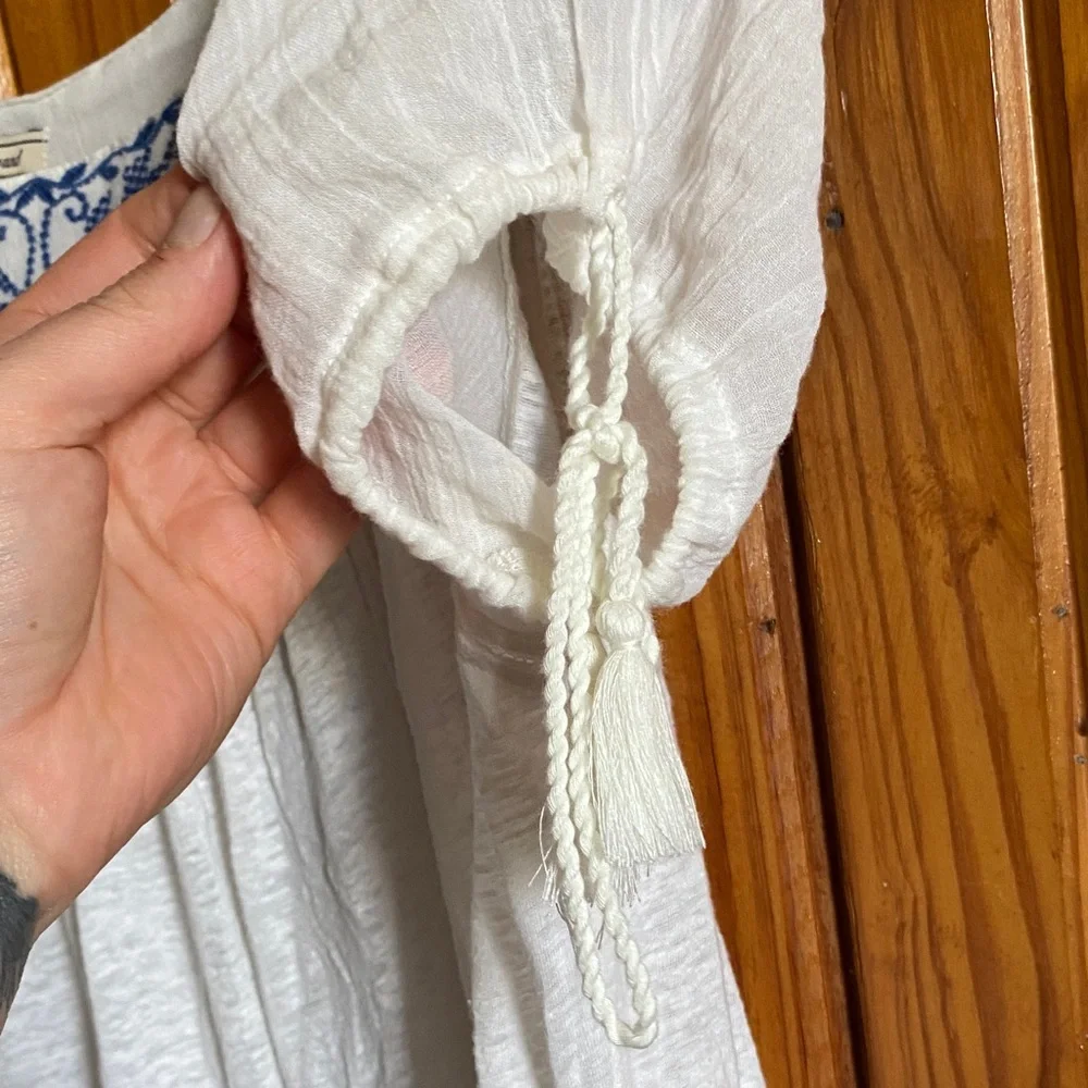 Lucky Brand Linen Cream and Navy Embroidered Folk Peasant Top - Picture 3 of 7